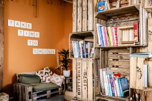 een boekenplank gevuld met boeken in een kamer bij TinyParks Cast Away in Zuid-Beijerland
