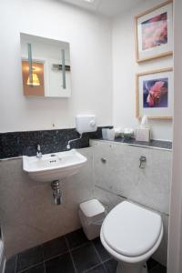 A bathroom at The Cottage at Weston Lawn