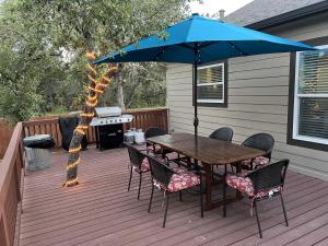 Un balcón o terraza en 3-night dis count Secluded Retreat HotTub FirePit