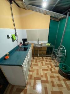 eine Küche mit einer Spüle und einer Arbeitsplatte in der Unterkunft La Casa de Cachi in Paquera