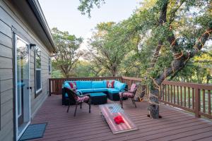 Un balcón o terraza en 3-night dis count Secluded Retreat HotTub FirePit