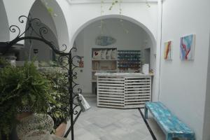 タリファにあるWake up in Tarifa Hostel & Restaurant Loungeのアーチ道と青いベンチのある店