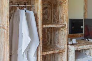 ペニダ島にあるFavorit Exclusive Villa & Bungalowの木製の扉