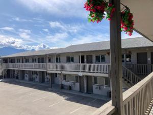 a building with a pole with flowers on it at The Canterbury Inn of Downtown Invermere in Invermere