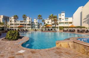 ein Schwimmbad in der Mitte eines Resorts in der Unterkunft Bahia Mar Beautiful Beachfront Condo! in South Padre Island