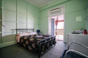 Postel nebo postele na pokoji v ubytování Commercial Hotel