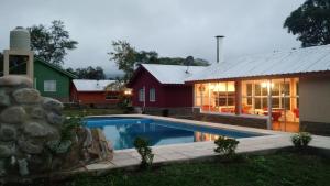 una casa con piscina al lado de un edificio en Wara Kusi cottages, in Salta Argentina en Salta