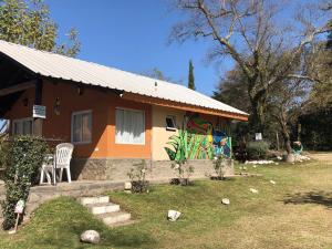 una casa con una silla delante en Wara Kusi cottages, in Salta Argentina en Salta