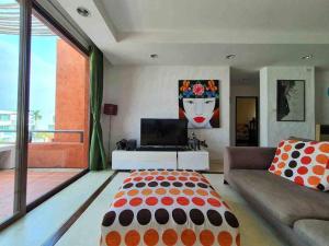salon z łóżkiem i telewizorem w obiekcie Las Tortugas, Cozy condominium on Khao Tao beach, Hua Hin w mieście Khao Tao