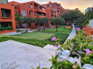 uma vista para um parque com edifícios e flores em Las Tortugas, Cozy condominium on Khao Tao beach, Hua Hin em Khao Tao