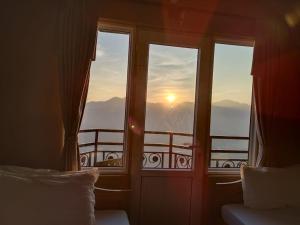 Nespecifikovaný výhled na hory nebo výhled na hory při pohledu z hotelu