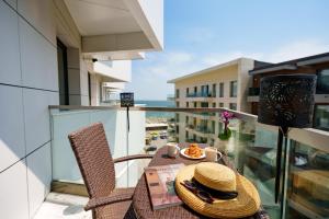 Royale Sundance 305 Infinity Beach Pool & Spa Mamaia Nord tesisinde bir balkon veya teras