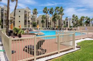 Πισίνα στο ή κοντά στο Large Family Luxury Condo in Beachfront Resort, Heated Pool, Private Terrace & Pool