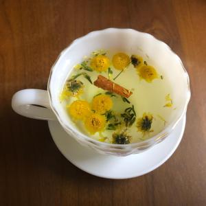 une tasse de soupe avec des fleurs jaunes dedans dans l'établissement Teachers House Hanoi Homestay, à Hanoï