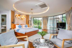 1 dormitorio con 1 cama y sala de estar en Bird Nest Villas by Mafiya en Sihanoukville