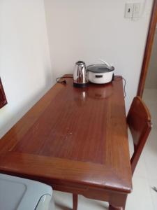 einen Holztisch mit einem Toaster darüber in der Unterkunft Moon house tropical garden - Coconut in Nha Trang