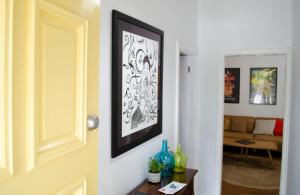 una habitación con una puerta con una foto en la pared en Mary Lemon Cottage - Heritage Home en Orange