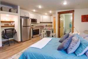 1 dormitorio con 1 cama azul y cocina en Southern Colorado Rental 10 Mi to Mesa Verde en Cortez