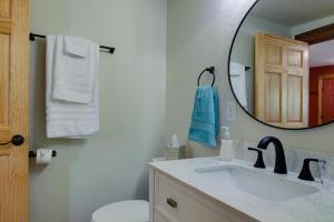 y baño con lavabo y espejo. en Southern Colorado Rental 10 Mi to Mesa Verde en Cortez