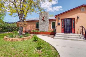 Southern Colorado Rental 10 Mi to Mesa Verde في كورتيز: منزل أمامه لافته