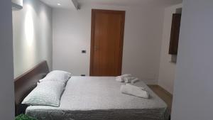 sypialnia z łóżkiem z ręcznikami w obiekcie TraMura w Trapani
