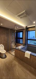 uma casa de banho com uma banheira, um WC e um lavatório. em 楓葉閣溫泉會館Hot Spring Hotel em Hsin-hsing
