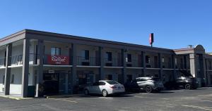 Kimball的住宿－Red Roof Inn Kimball, TN I-24，停车场内有车辆的建筑物