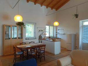 - une cuisine et une salle à manger avec une table et des chaises dans l'établissement Giardino Arancio - casa vacanze, à Giarre