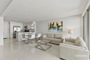 Køkken eller tekøkken på Ocean Breeze Retreat 2bed 2bath, Heated Pool!