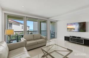 Et tv og/eller underholdning på Ocean Breeze Retreat 2bed 2bath, Heated Pool!