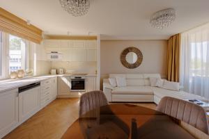 Kuchyň nebo kuchyňský kout v ubytování Gold Wave Apartments
