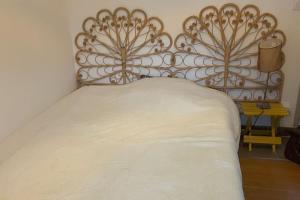 um quarto com uma cama com um cobertor branco em Proche avignon, pont du gard,nuitee possible em Rochefort-du-Gard