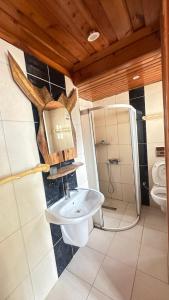 Et badeværelse på Otel Wood House