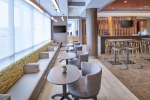 Zona de lounge sau bar la SpringHill Suites by Marriott Detroit Dearborn