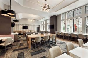 uma sala de jantar com mesas, cadeiras e janelas em Residence Inn by Marriott Baltimore Downtown/ Inner Harbor em Baltimore