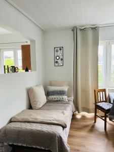 ein Schlafzimmer mit einem großen Bett in einem Zimmer in der Unterkunft Studio Brussels Expo in Brüssel