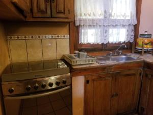 Η κουζίνα ή μικρή κουζίνα στο Cabaña rustica a 1km de cascada