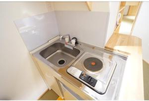 東京的住宿－浅草雷門 竹乃宿，小型客房内设有带水槽的小厨房