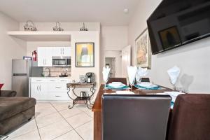 ein Wohnzimmer mit einem Esstisch und einer Küche in der Unterkunft Cozy Casita in Scottsdale
