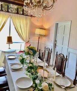 五結鄉的住宿－法國小古堡，餐桌上摆放着玻璃杯和鲜花