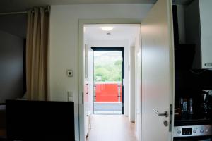 um corredor com uma porta que leva a um quarto em Design Home Office & Central Hideaway - EAH, ZEISS, SCHOTT in 5 min em Jena