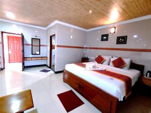 Un dormitorio con una cama y una puerta roja. en Hotel GVS Residency, en Yercaud
