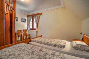 1 dormitorio con 2 camas y ventana en Tonkina koča en Kranjska Gora