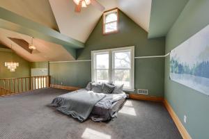 1 dormitorio con paredes verdes y 1 cama. en Lake Michigan Vacation Rental with Private Beach!, en Racine
