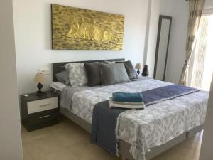 1 dormitorio con 1 cama extragrande en Residential Oasis 25, en Mojácar