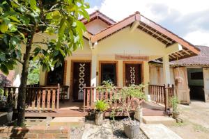 una casa en un pueblo en Indonesia en Penginapan Widodo Syariah Borobudur, en Magelang