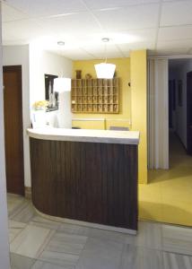 un hall avec un bar dans un bâtiment dans l'établissement Hotel Isasa, à Logroño