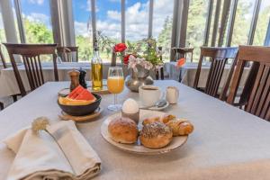 uma mesa com um pequeno-almoço de pastelaria e sumo de laranja em Gumbalde Resort em Stånga
