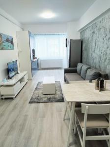 a living room with a couch and a table at Simona Apartament Iulius Mall in Iaşi