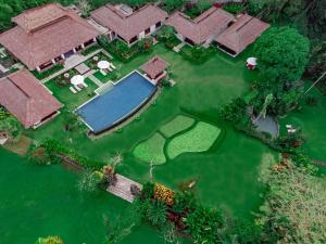 eine Luftansicht eines Hauses mit Pool in der Unterkunft The Lotus Residence by Amerta Experience in Tabanan